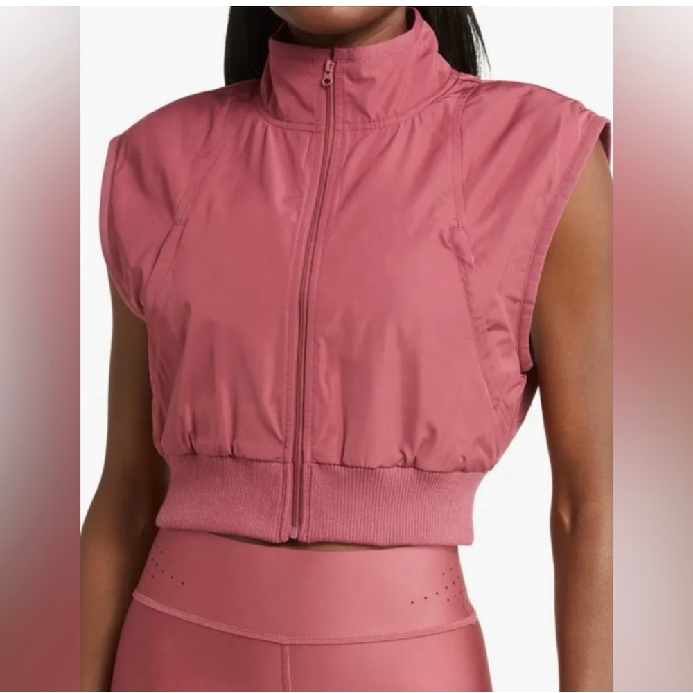 Alo In motion cropped vest in mars clay size M